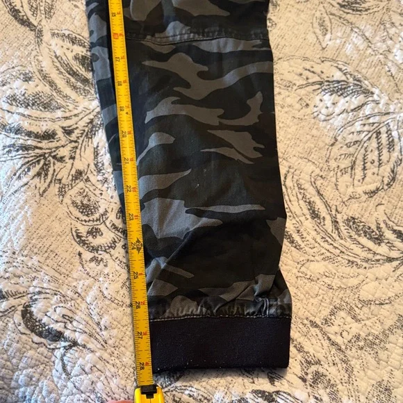 Forever 21 Men's Black and Gray Camo Twill Jogger - Picture 4 of 8